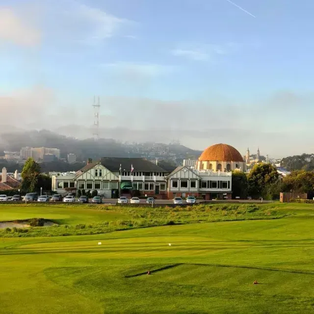 I green del campo da golf Presidio brillano in una giornata soleggiata a San Francisco.